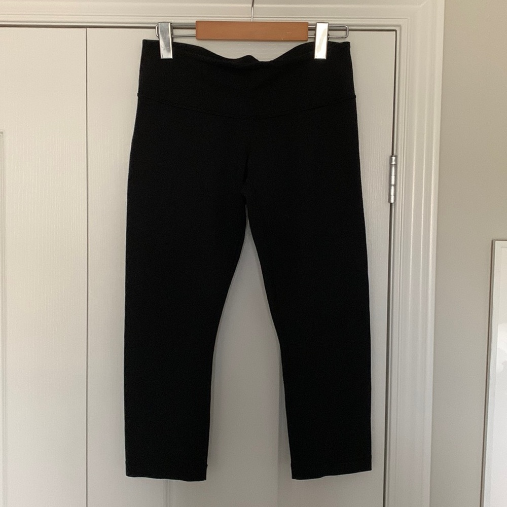 Lulu mid rise Capris